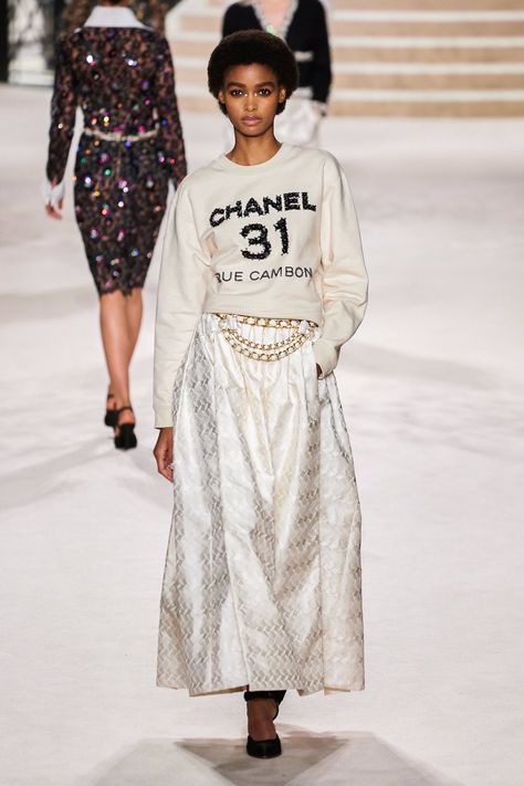 🍸 on Twitter: "Chanel Pre-Fall 2020… " Runway Fashion 2020, Chanel 2020, Chanel Fashion Show, Chanel Runway, Mode Chanel, Chanel Style, Vogue Germany, Chanel Spring, 2020 Fashion Trends