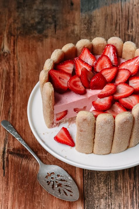 Strawberry Charlotte. Next time: add frozen raspberries to the puree, then remove seeds. Make 1/3 more mousse. Add whipped cream to top and then berries. Charlotte Cake Recipe, Strawberry Charlotte Cake, Charlotte Dessert, Strawberry Charlotte, Cake Boss Recipes, Charlotte Cake, French Baking, Strawberry Mousse, Strawberry Cake Recipes