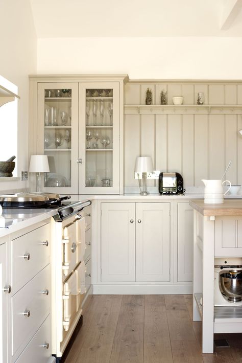 13 cream kitchen ideas that prove beige is back | Real Homes Beadboard Backsplash, Barn Kitchen, Devol Kitchens, Cream Kitchen, Herringbone Backsplash, Neutral Kitchen, Shaker Style Kitchens, Casa Country, Kitchen Colour Schemes