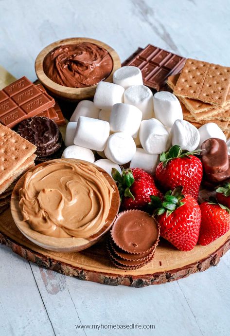 Chocolate Food Board, Dessert Charcuterie Board Smores, Smores Grazing Board, Chacuretie Board Ideas, Backyard Charcuterie Party, Chocolate Boards Sweet Treats, Charcuterie Board For Work, Creative Charcuterie Boards Dessert, Grazing Board Dessert