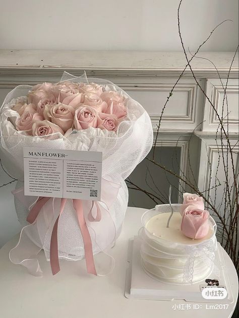 Flowers Aesthetic Bouquets, Unique Bridal Bouquets Ideas, Elegant Flower Bouquet, Unique Cake Designs, Aesthetic Bouquet, Pink Roses Bouquet, Unique Bouquets, Unique Bridal Bouquets, Bouquet Unique