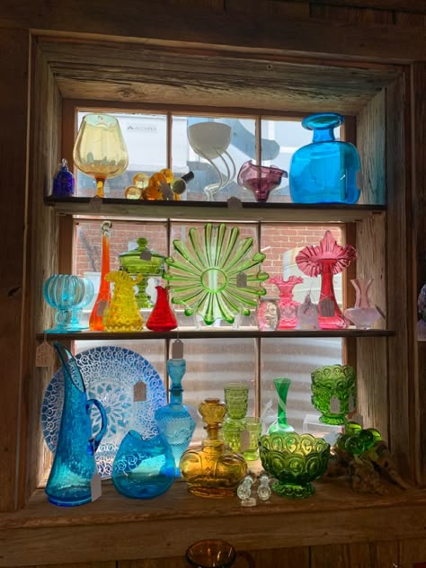 colored glass collection Rainbow Vintage Glassware, Colored Glass Vases Decor, Coloured Glass Display, Coloured Glass Decor, Colorful Glass Plates, Colored Glass Bottles Decor, Glass Bottle Collection, Colored Glass Decor, Colored Glass Plates