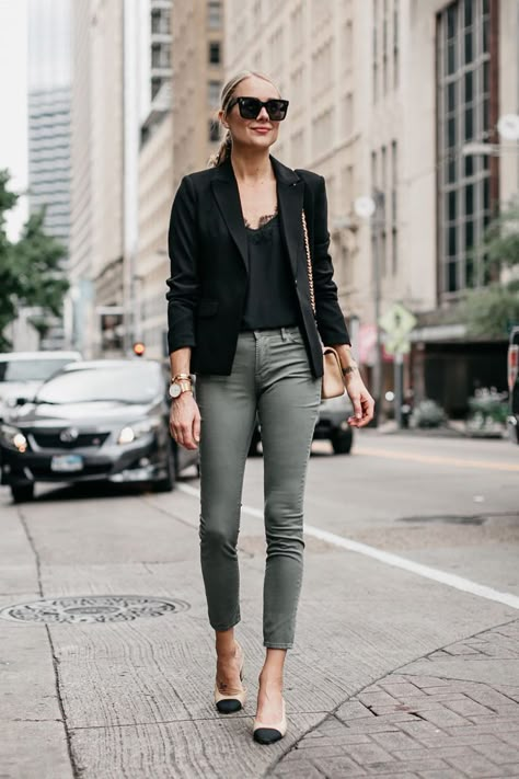 A Stylish Way to Wear Olive Skinny Jeans Olive Jeans Outfit, Green Jeans Outfit, Black Blazer Style, Comfy Jeans Outfit, University Outfit Ideas, Green Pants Outfit, How To Wear Blazers, Black Blazer Outfit, Olive Green Jeans