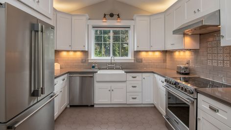 25 U-Shaped Kitchen Ideas That Will Look Good In Every Home - House Digest Kitchen Layout U Shaped, Small U Shaped Kitchen, Small Kitchen Ideas Layout, Small Kitchen Set, Alder Kitchen Cabinets, Maximizing Small Spaces, Kitchen Triangle, Home Remodeling Contractors, Black Kitchen Island