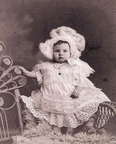 Beautiful Victorian Children Photography | Beautiful Victorian baby with bonnet. Old Fashioned Photos, Victorian Baby, Vintage Children Photos, Victorian Pictures, Old Family Photos, Victorian Photos, Antique Pictures, Vintage Pics, Old Pics