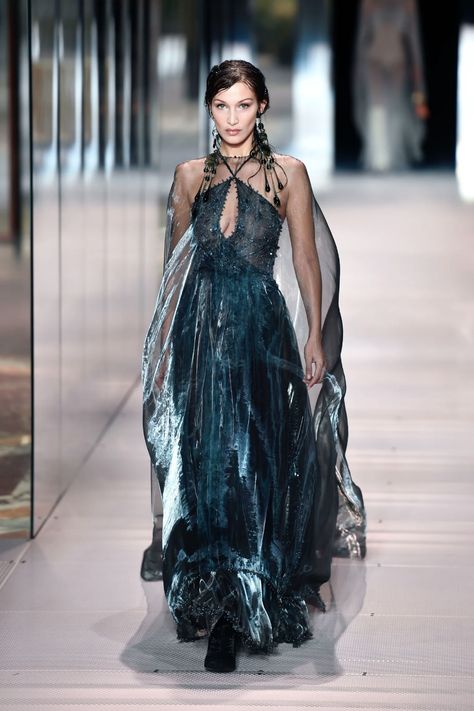 Fendi Runway, Haute Couture Style, Fashion Week Dresses, Fashion Show Dresses, Runway Fashion Couture, Collection Couture, Runway Outfits, Couture Mode, Demi Moore