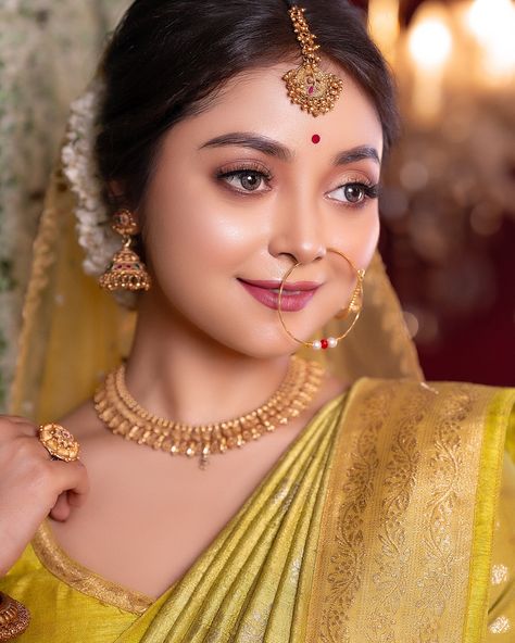 @shilpi__barman @dipanwitas_makeup_artistry @designer_sanjeev @ghosh.shiladitya @rongbongstudio @canonindia_official Jewellery Shoot With Model, Haldi Look For Bride, Royal Wedding Outfits, Bengali Look, Simple Bridal Makeup, Jewellery Model, Reception Makeup, Wedding Planner Checklist, Engagement Look