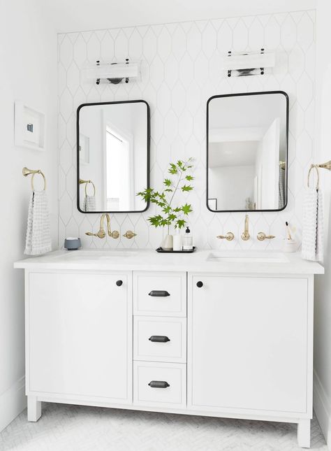 Emily Henderson modern white bathroom ideas Modern Home Decor Bathroom, Modern White Bathroom, Bad Inspiration, Tile Trends, Double Sink Bathroom, Emily Henderson, Home Decor Bathroom, White Vanity, Bad Design