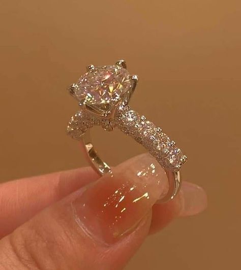 Ring Styles Engagement, Pretty Wedding Rings, Cute Promise Rings, Hand Jewelry Rings, Proposal Rings, Rings For Couples, Dream Wedding Ring, Rings Hand, Pretty Engagement Rings