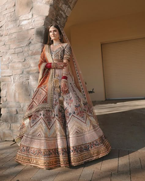 𝐌𝐚𝐫𝐰𝐚𝐫 𝐂𝐨𝐮𝐭𝐮𝐫𝐞 𝐁𝐫𝐢𝐝𝐞 (@royalmarwarbrides) • Instagram photos and videos Marwar Couture, Best Indian Wedding Dresses, Indian Dress Up, Latest Bridal Lehenga Designs, Chandni Chowk, Bridal Lehenga Designs, Latest Bridal Lehenga, Wedding Lehenga Designs, Lehenga Designs Simple