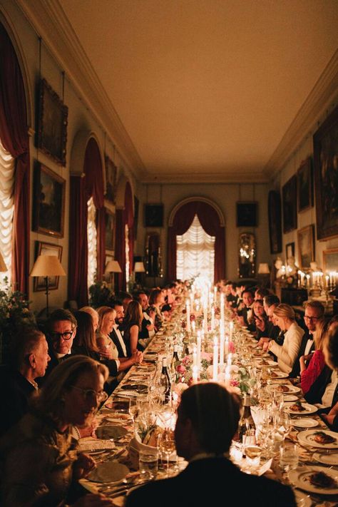 Dinner Rich Aesthetic, Houses And Parties, Formal Christmas Dinner Party, Exclusive Dinner Party, Christmas Dinner Friends, Moody Dinner Party Aesthetic, Family Dinner Photo, Italian Family Dinner Aesthetic, Castle Dinner Aesthetic