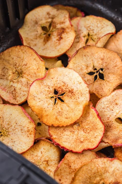 Oven Baked Apple, Baked Apple Chips, Cinnamon Sugar Apples, Apple Chips Baked, Healthy Chips, Air Fryer Ideas, Apple Chips, Fried Apples, Baked Apple