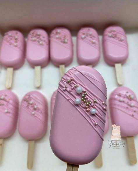 Pink And White Cakesicles, Cake Cicles Ideas, Simple Cakesicles, Pink Cakesicles, Magnum Cake, Cake Pop Boxes, Ice Cream Cake Pops, Chocolate Covered Desserts, Pink Treats