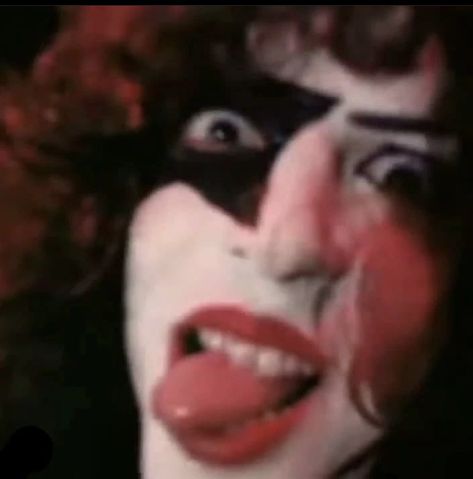 Paul Stanley 🤩 Band Christmas Photos, Kiss Band Members Names, Paul Stanley Funny, Kiss Band Paul Stanley, Paul Stanley 70s, Kiss Band Pfp, Paul Stanley 80s, Rock Poses, Kiss Band Funny