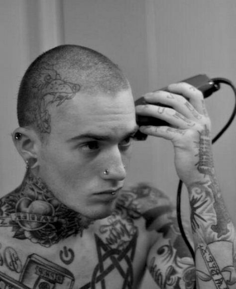 SKINHEAD Bald Tattoo, Bald Head Tattoo, Skinhead Tattoos, Punk Guy, Skinhead Fashion, Head Tattoo, Bald Man, Boy Tattoos, Face Tattoos