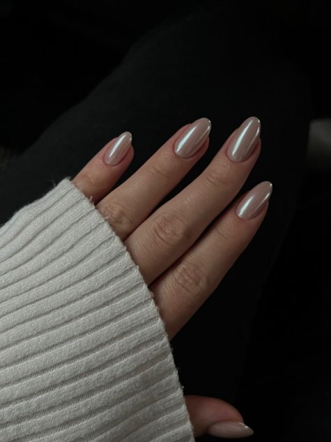 chrome almond shaped nails Gel Nails Ideas Pastel Colour, Chrome Nails Taupe, Chrome Nails Beige, Tan Crome Nails, Stone Chrome Nails, White Tan Nails, Latte Chrome Nails, Basic Chrome Nails, Taupe Nails With Chrome