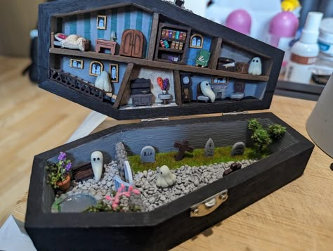 Miniature Coffin, 카드 디자인, Miniature Diy, Miniature Crafts, Tiny Things, Mini Things, Miniature House, Polly Pocket, Book Nook