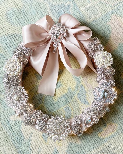 Brooch Craft Ideas, Brooch Wreath Diy, Vintage Wreaths Christmas, Christmas Brooches To Make, Glam Christmas Wreath, Vintage Wreath Ideas, Wreath With Crystals, Vintage Christmas Wreaths, Jeweled Wreath