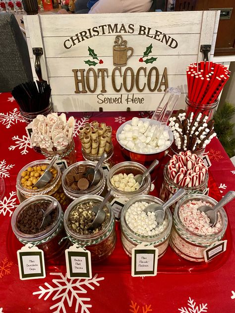 Christmas Aesthetic Hot Chocolate, Hot Coco Boards, Christmas Decor Ideas Food, Christmas Family Fun Night Ideas, Hot Chocolate Table Ideas, Cool Christmas Party Ideas, Christmas Kids Movie Night, Cookies And Hot Cocoa Party, Holiday Party School Ideas