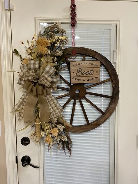 Small Wagon Wheel Decor, Wagon Wheel Craft Ideas, Bicycle Wreath, Wheel Crafts, Wagon Wheel Decor, Diy Farmhouse Style, Flower Backdrop Wedding, Wagon Wheels, Halloween Wood Signs