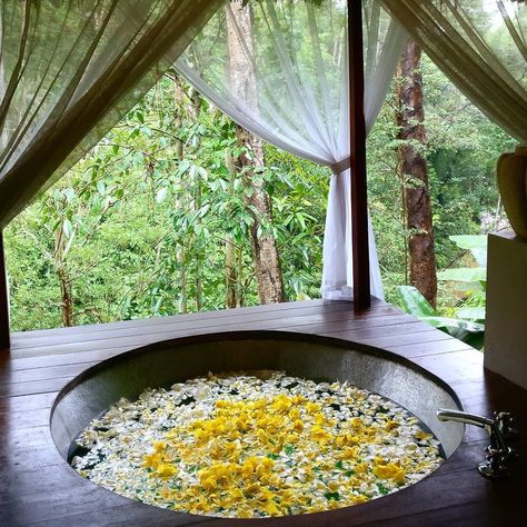 Flower Bath Aesthetic, Onsen Aesthetic, Earthy Bathroom Decor, Bali Photo Ideas, Hades Cabin, Asia Nature, Vacation Views, Bali Outfits, Bali Yoga Retreat