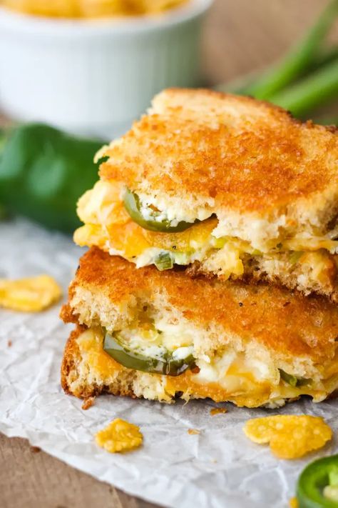 This Toaster Oven Jalapeño Popper Grilled Cheese is hard to resist. If you love spicy food, this is the perfect easy lunch. Toaster Oven Grilled Cheese, Grilled Cheese In Toaster, Popper Grilled Cheese, Toaster Oven Cooking, Jalapeno Popper Grilled Cheese, Vegetarian Sandwich Recipes, Grill Cheese, Toaster Oven Recipes, Oven Meals