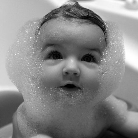 Baby Bubble, Foto Baby, Jolie Photo, Baby Bath, Little People, Newborn Photos, Future Kids, Future Baby