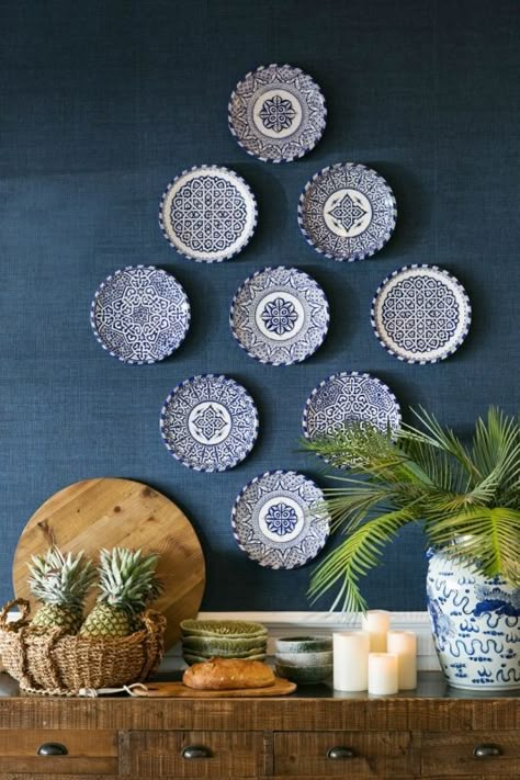 Summery Blue + White Gallery Wall Items, Plate Walls, Blue And White Plates, Nature Presentation, Diy Portfolio, Apartment Styles, Grey Nature, Diy Gallery Wall, Scandinavian Inspiration