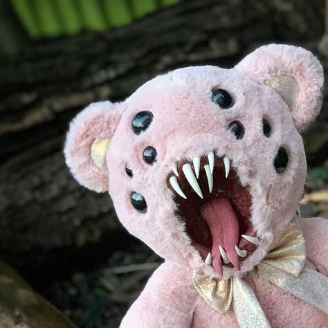 Dont Trust Dolls on Instagram: "Twinkle. *link in bio* Pink fluffy teddy, cute, adorable, mouth full of teeth and eight beady black eyes to stare deep into your soul and pull out the darkest of your fears....  Looks cute with his fancy sparkly bow tie, perfect addition to any dark bedroom corner. #teddy #scary #monster #creepy #horror #scp #scpfoundation #creepystuff #horrorstuff #monsterstuff #nightmare #nightmarefuel #horrorart #scarytoy #horrortoy" 2 Headed Teddy Bear, Two Headed Stuffed Animal, Creepy Stuffed Animals Diy, Cute Horror Aesthetic, Scary Stuffed Animals, Scary Plushies, Creepy Cute Core, Teddy Bear Creepy, Scary Bedroom