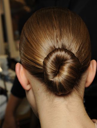 This sleek bun works best on damp hair. Apply a dollop of mousse, slick back your strands and twist into a chignon. Fashion Week Hairstyles, Week Hairstyles, Catwalk Hair, Fashion Week Hair, Underlights Hair, Hair In A Bun, Ballerina Bun, Gorgeous Braids, Big Bun