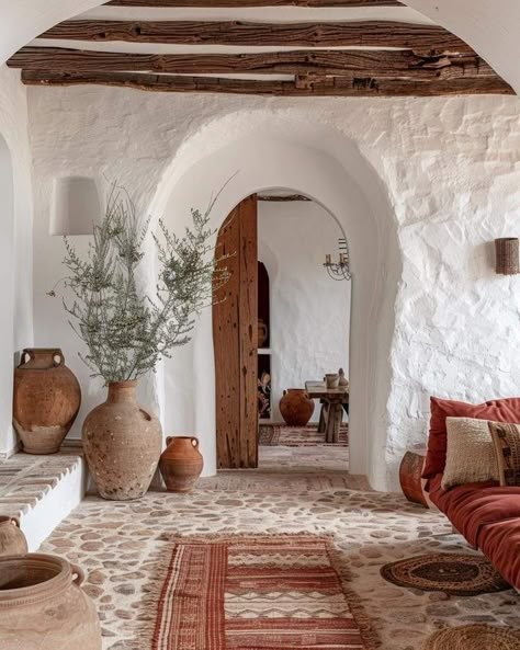 Italian Decorating Ideas Interior Design, Italian Style Homes Interior, Ibiza Houses, Spanish Hallway, Greek Inspired Home, Mediterranean House Decor, Mediterranean Interior Design, Mediterranean Interior, Moroccan Homes