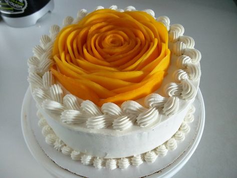 Layers of vanilla cake and mango mousse, covered with whipped cream frosting and topped with fresh mango Fresh Mango Cake Design, Mango Cake Design Ideas, Mango Cake Decoration, Mango Cake Design, 18th Birthday Debut, Mango Mousse Cake, Mango Desserts, Torte Creative, Thanksgiving Cake