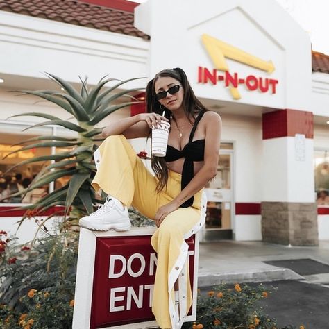 In N Out Pictures Ideas, In And Out Photoshoot, Fast Food Photoshoot, In N Out Photoshoot, Burger Photoshoot, Diner Photoshoot, La Photoshoot, Minimalist Food, In And Out Burger