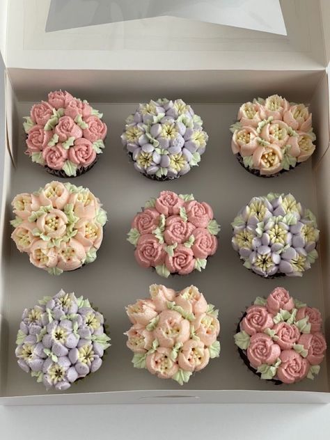 Cupcakes With Russian Piping Tips, Bakery Mother’s Day, Russian Piping Cupcakes, Mother’s Day Decorated Cake, Flower Cupcakes Russian Tips, Cupcakes Russian Tips, Russian Flower Cupcakes, Cakes Decorated With Russian Piping Tips, Fancy Chocolate Cupcakes Decorating