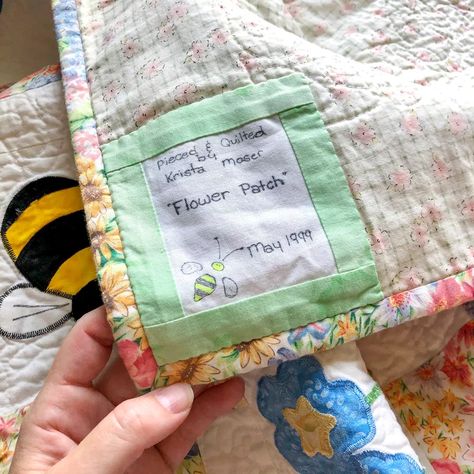 Diy Quilt Labels, Embroidered Quilt Labels, Quilting Hacks, Custom Quilt Labels, Quilt Diy, Cute Motifs, Embroidered Labels, Homemade Quilts, Sewing Labels