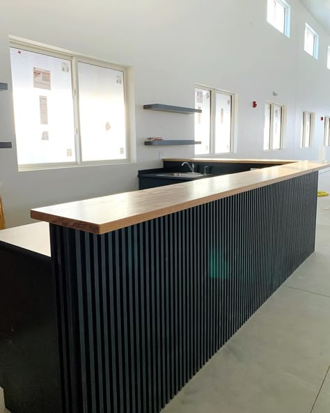 Facebook Bar Covering Ideas, Drinking Bar Design, Office Front Desk Design Receptions, Retail Counter Display, L Counter Design, Bar Desk Design, Industrial Front Desk, Checkout Counter Ideas Retail, Diy Front Desk