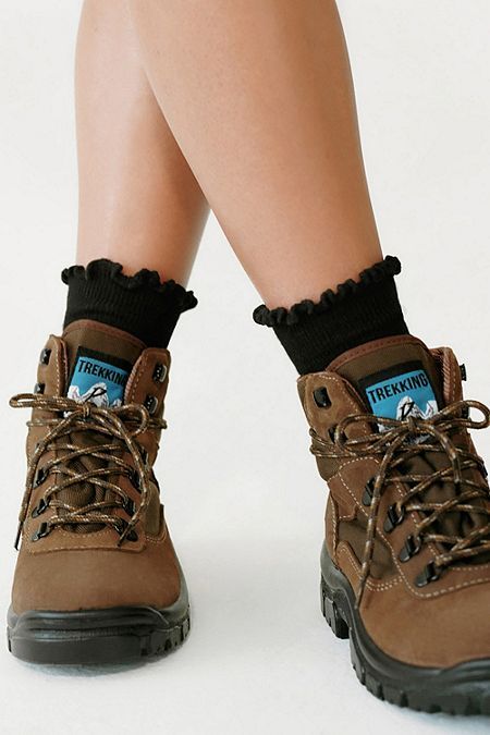 Hiking Boots Cute, Aesthetic Hiking Shoes, Aesthetic Hiking Boots, Cute Hiking Shoes For Women, Cute Hiking Boots Women, Hiker Outfits, Hiking Shoes Aesthetic, Hiking Shoes Outfit, Hiking Boots Aesthetic