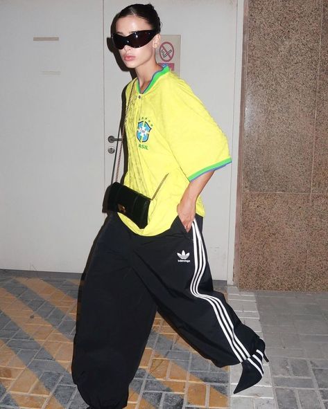 Street Style Sporty, Balenciaga X Adidas, Track Pants Outfit, Football Jersey Outfit, Jersey Fashion, Tennis Fashion, Jersey Outfit, Tee Outfit, Teen Fashion Outfits