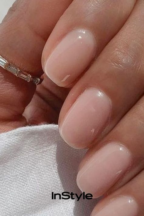 Porcelain Nails sind der neue, zarte Nagellack-Trend im Frühling 2022. Hier erfährst du, was die elegante Maniküre auszeichnet. Porcelain Nails, Mascara Hacks, Nagellack Trends, Classy Nails, Fun Nails, Nail Inspo, Eyeliner, Health And Beauty, Porcelain