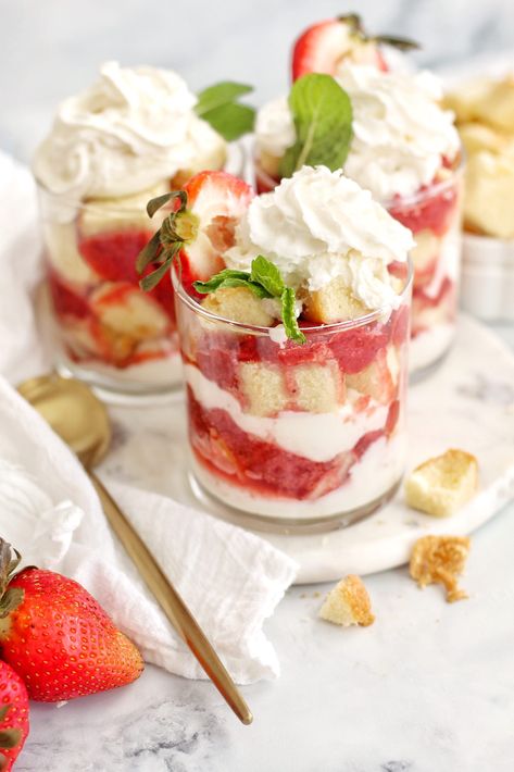 Strawberry Shortcake Parfait Strawberry Shortcake With Ice Cream, Strawberry Parfait Desserts, Strawberry Shortcake Pudding, Strawberry Shortcake Parfait, Strawberry Cheesecake Parfait, Shortcake Parfait, Strawberry Parfait Recipes, Diy Dessert Bar, Brownie Torte