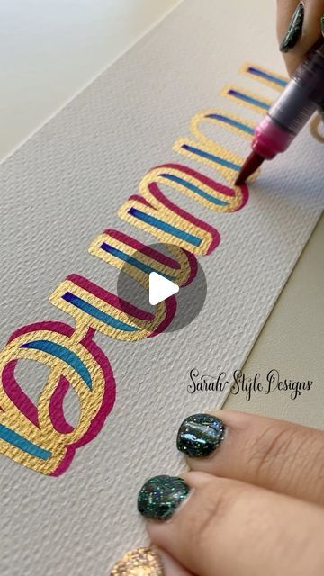 Sarah Style • Calligrapher 🖊️ • Creative Artist 👩🏻‍🎨 • Author • on Instagram: "Comment the word BUNNY for the links for these pens! If you love this faux calligraphy style I’ve created lettering worksheets in this style in my Etsy Shop!   #sarahstyledesigns #lettering #fauxcalligraphy #fauxlettering #handlettering #letteringworksheets #dailylettering @karinmarkers" Calligraphy Layout Ideas, Word Crafts Diy, Words In Calligraphy, Hand Lettering Names Ideas, How Do You Write In Cursive, Left Handed Lettering, Hand Lettering Styles Alphabet, Decorative Letters Drawing, Poster Lettering Handwritten