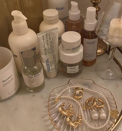 Clean girl aesthetic, skincare ideas #commissionearned Girl Doing Skincare Aesthetic, Beauty Vision Board Ideas, Self Care And Beauty Aesthetic, Clean Girl Esthetics, Vision Board Skincare Aesthetic, Clean Products Aesthetic, Clean Skin Products, Skincare Makeup Aesthetic, Skin Care Aesthetics