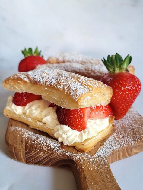 Strawberry Tarts Recipe, Strawberry Cream Puffs, Puff Cake, Strawberries And Whipped Cream, Cream Pastry, 80s Birthday, Cafe Recipes, Pastries Recipes, Strawberry And Cream