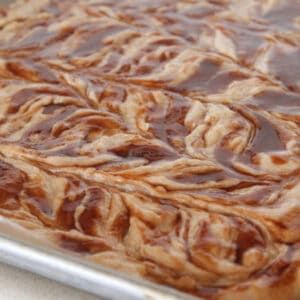 Cinnamon Roll Banana Bread Sheet Cake - Picky Palate Sheet Cake Bars, Banana Sheet Cake, Cake Mix Coffee Cake, Banana Sheet Cakes, Texas Sheet Cake Recipe, Easy Party Desserts, Banana Bread Cake, Picky Palate, Sheet Cake Recipe