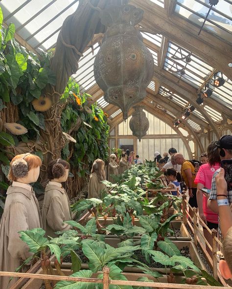 📍harry potter world, london Harry Potter Greenhouse Aesthetic, Harry Potter World London, Harry Potter Greenhouse, Harry Potter Garden, Hogwarts Greenhouse, Herbology Harry Potter, Magical Cafe, Harry Potter Plants, London Harry Potter