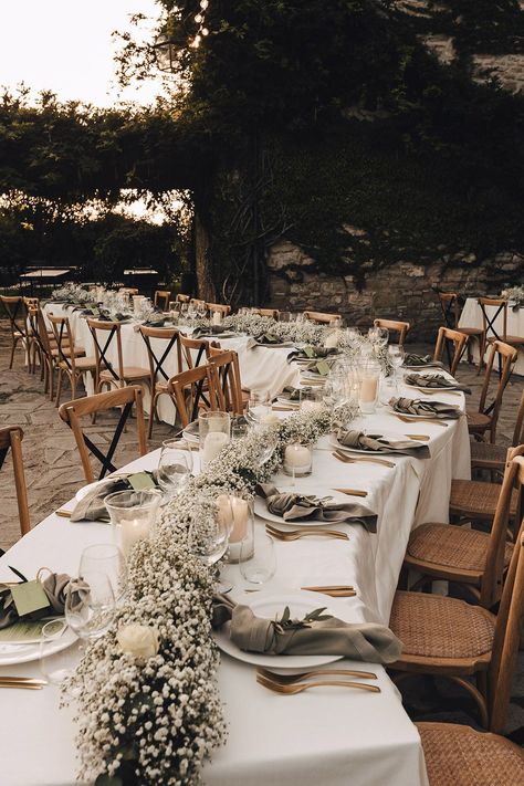 Castello di Petrata Wedding With Outdoor Ceremony & Winding Tables Outdoor Table Decor Wedding, White Wedding Decor Outdoor, Wedding Table Covers, Wedding Table Covers Ideas Tablecloths, Wedding Table With White Tablecloth, Decor Table Wedding, Weding Table, Brown Tablecloth Wedding, Banquette Table Wedding