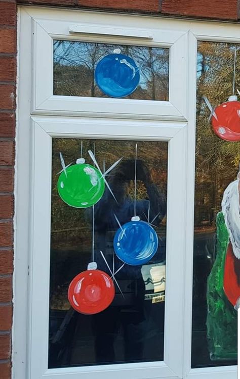 Christmas Window Painting Ornaments, Retail Window Painting Ideas, Painted Window Art Christmas, Window Painting For Christmas, Thanksgiving Window Painting Ideas, Thanksgiving Window Art, Christmas Window Paint, Christmas Window Painting Easy, Halloween Window Art