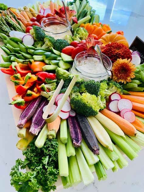 Charcuterie Fruit And Veggie Board, Veggie Board Display, Elegant Vegetable Tray, Veggie Sticks Platter, Veggie Tray For A Crowd, Fancy Vegetable Tray, Creative Veggie Tray, Veggie Crudite Platter, Veggie Tray For Baby Shower Girl