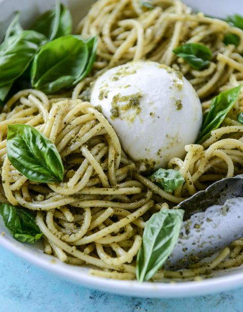 Pesto And Burrata, Pesto Burrata, Burrata Recipe, Bread Stick, Lime Slice, Chilled Beer, Dinner Recipes Ideas, Easy Healthy Dinner Recipes, Italian Foods