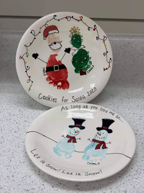 Christmas Plate Painting Ideas Kids, Christmas Footprint Plate Diy, Handprint Christmas Plate Ideas, Kids Christmas Plate Craft, Kid Christmas Plate Diy, Christmas Plate For Grandparents, Diy Santa Plate And Cup, First Christmas Plate Baby, Christmas Plate Toddler Craft